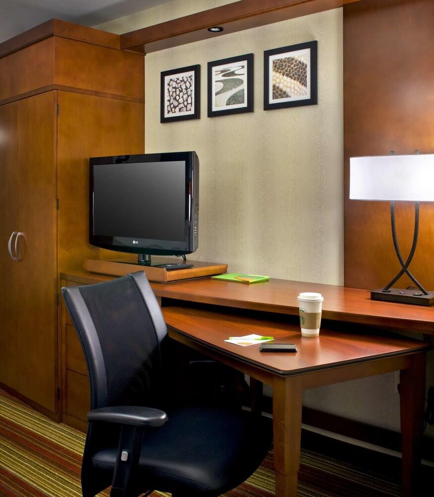 Отель Courtyard By Marriott Washington, D.C./Foggy Bottom Экстерьер фото