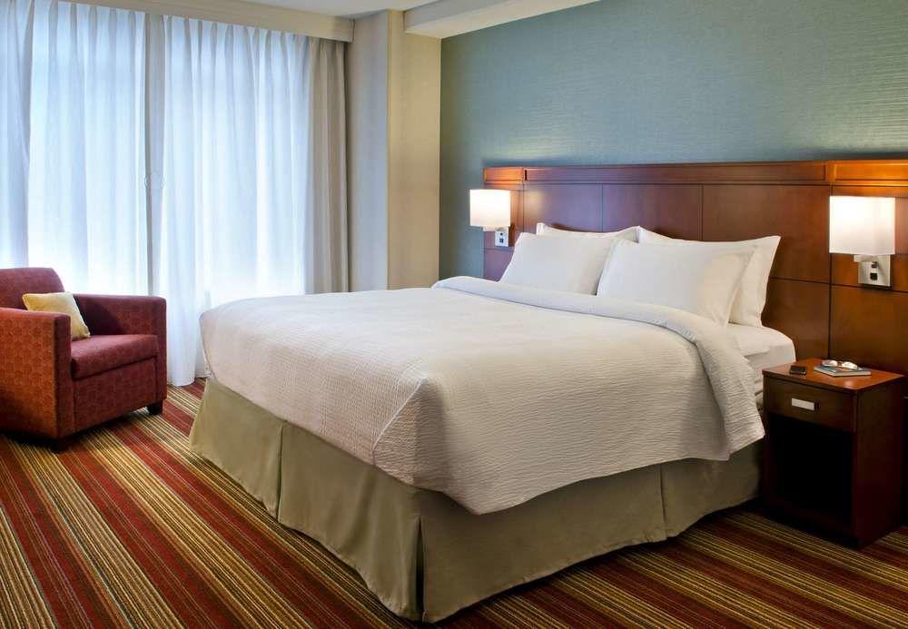 Отель Courtyard By Marriott Washington, D.C./Foggy Bottom Экстерьер фото