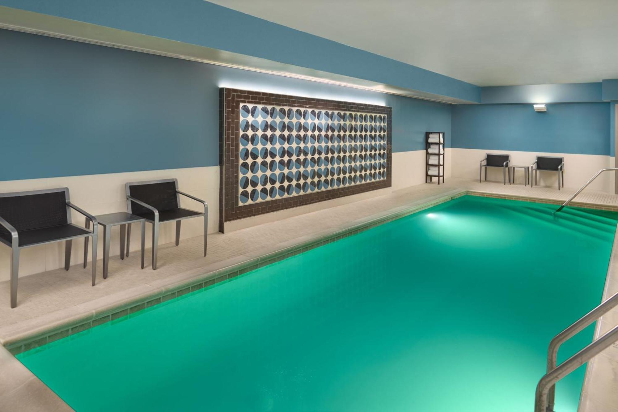 Отель Courtyard By Marriott Washington, D.C./Foggy Bottom Экстерьер фото