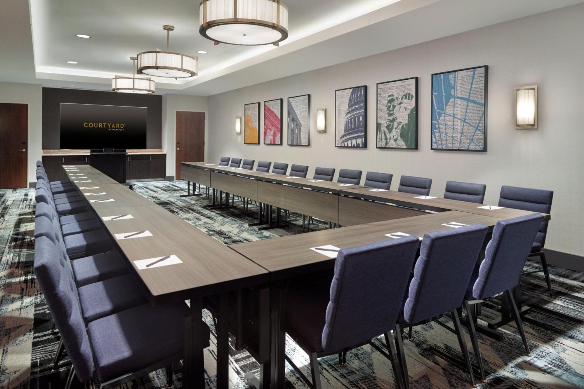Отель Courtyard By Marriott Washington, D.C./Foggy Bottom Экстерьер фото