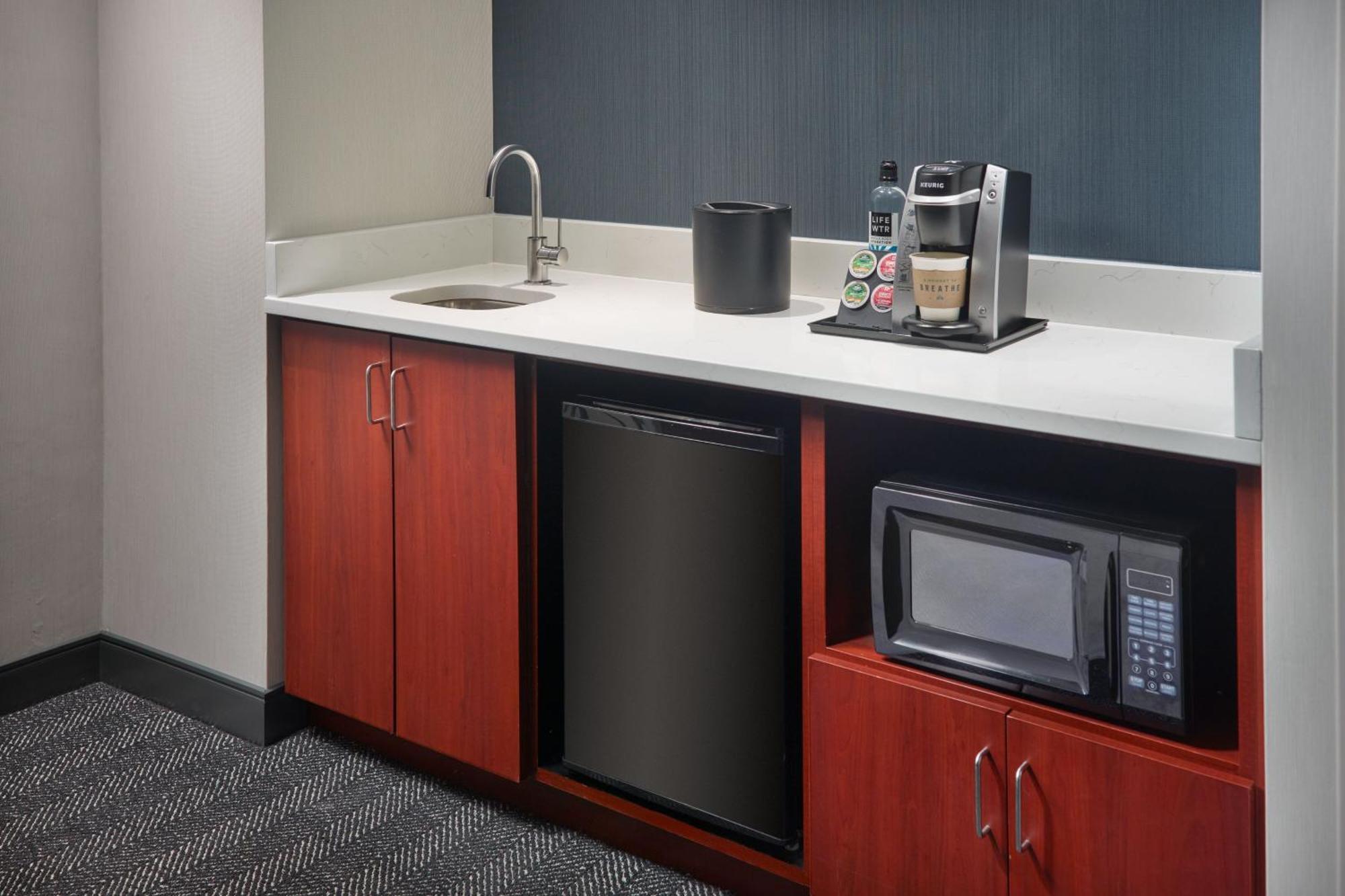 Отель Courtyard By Marriott Washington, D.C./Foggy Bottom Экстерьер фото