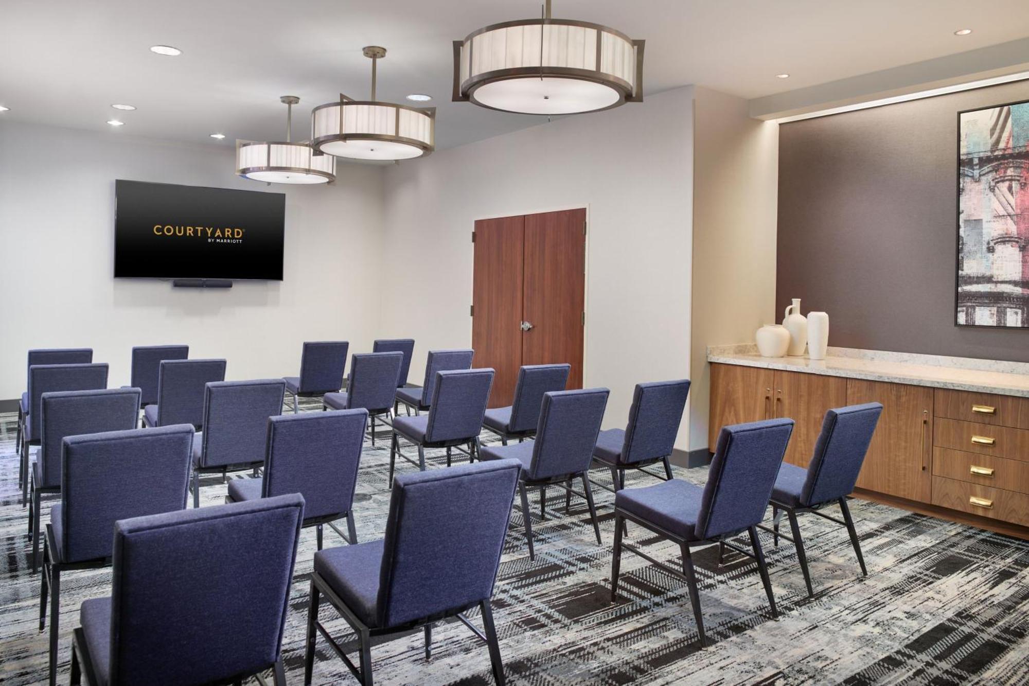 Отель Courtyard By Marriott Washington, D.C./Foggy Bottom Экстерьер фото