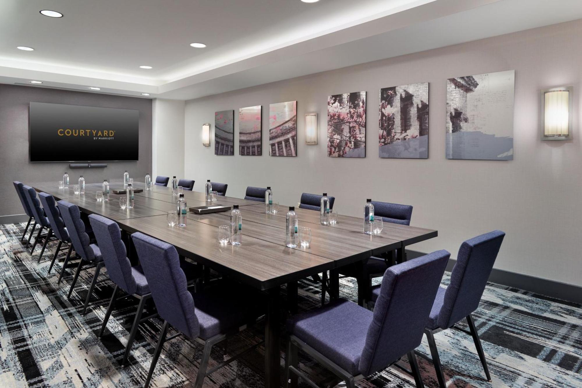Отель Courtyard By Marriott Washington, D.C./Foggy Bottom Экстерьер фото