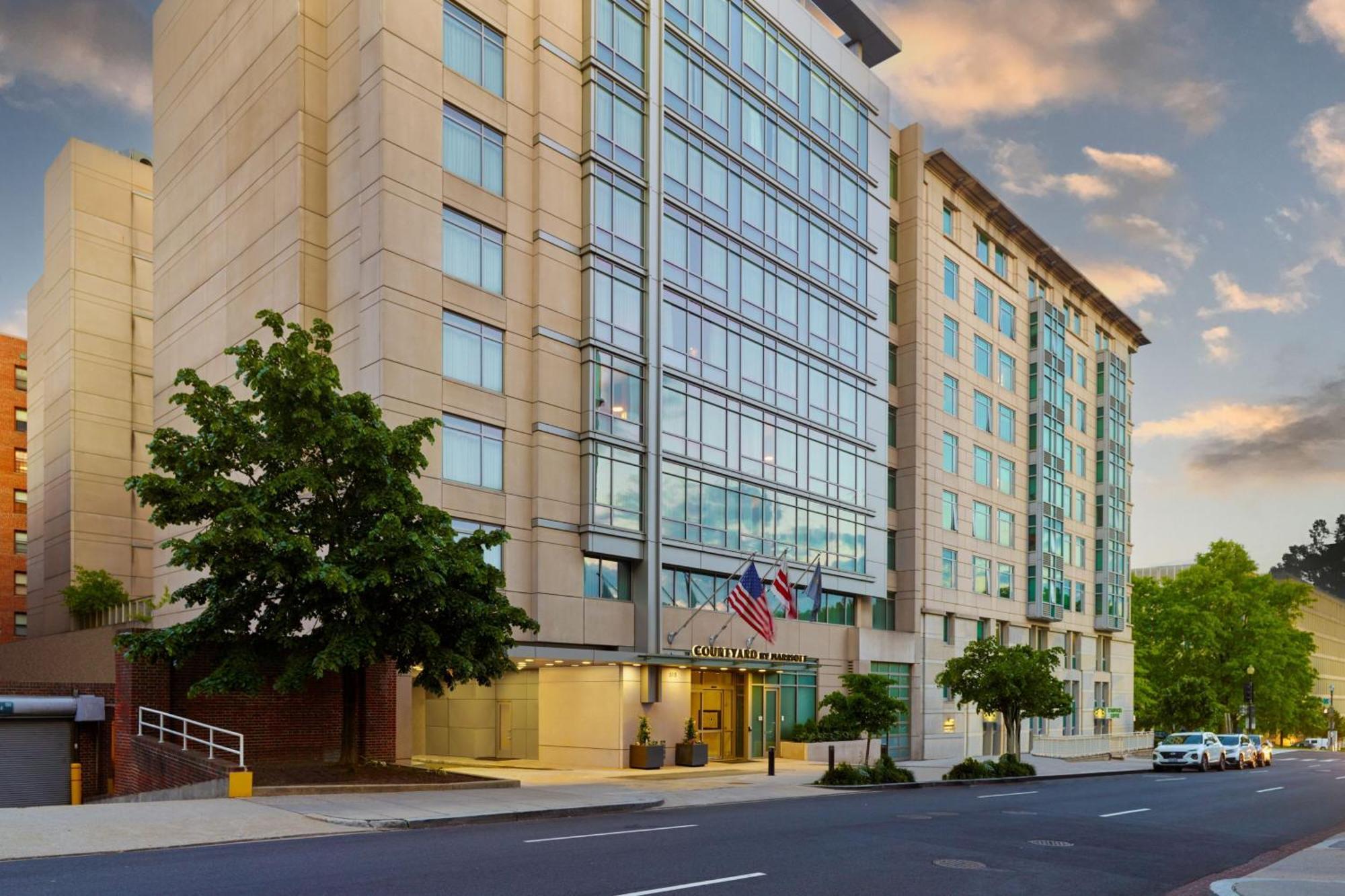 Отель Courtyard By Marriott Washington, D.C./Foggy Bottom Экстерьер фото