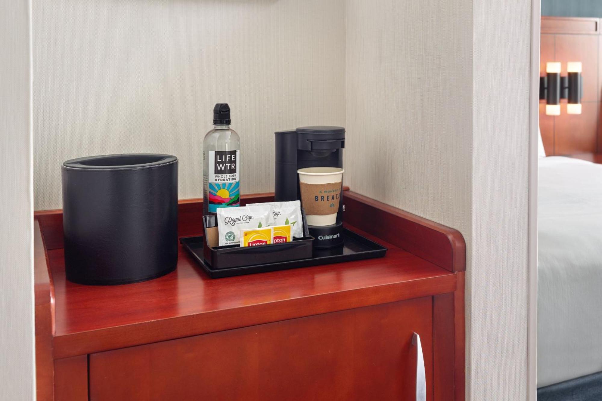 Отель Courtyard By Marriott Washington, D.C./Foggy Bottom Экстерьер фото