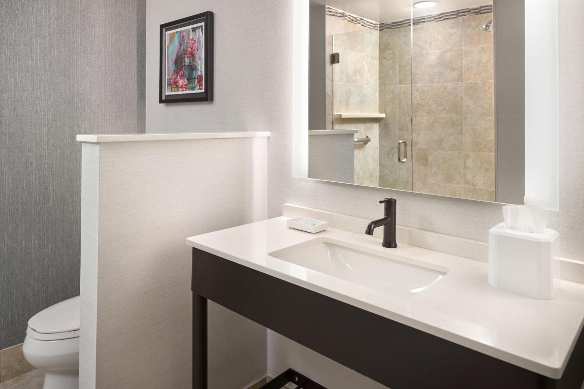 Отель Courtyard By Marriott Washington, D.C./Foggy Bottom Экстерьер фото