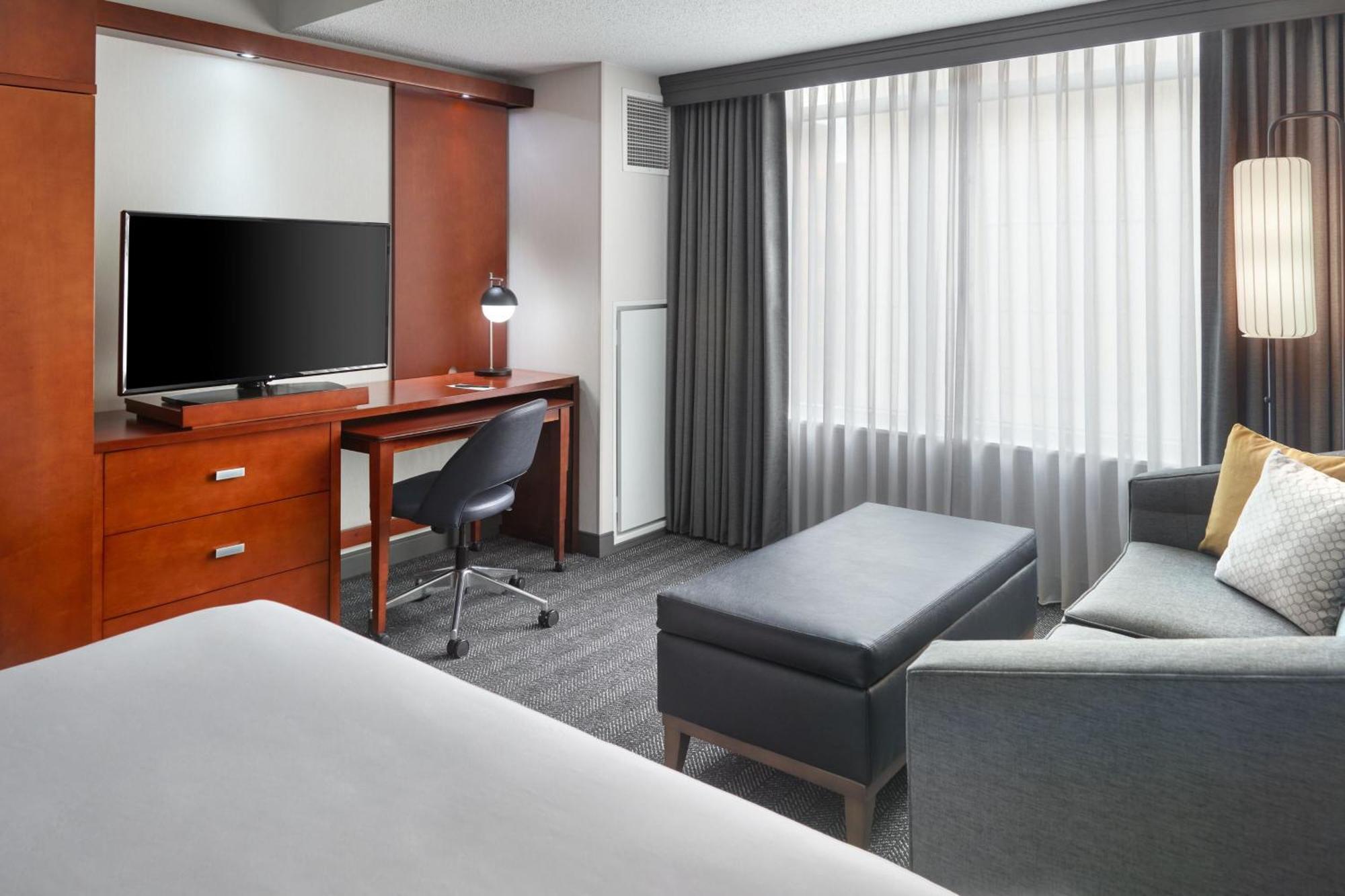Отель Courtyard By Marriott Washington, D.C./Foggy Bottom Экстерьер фото