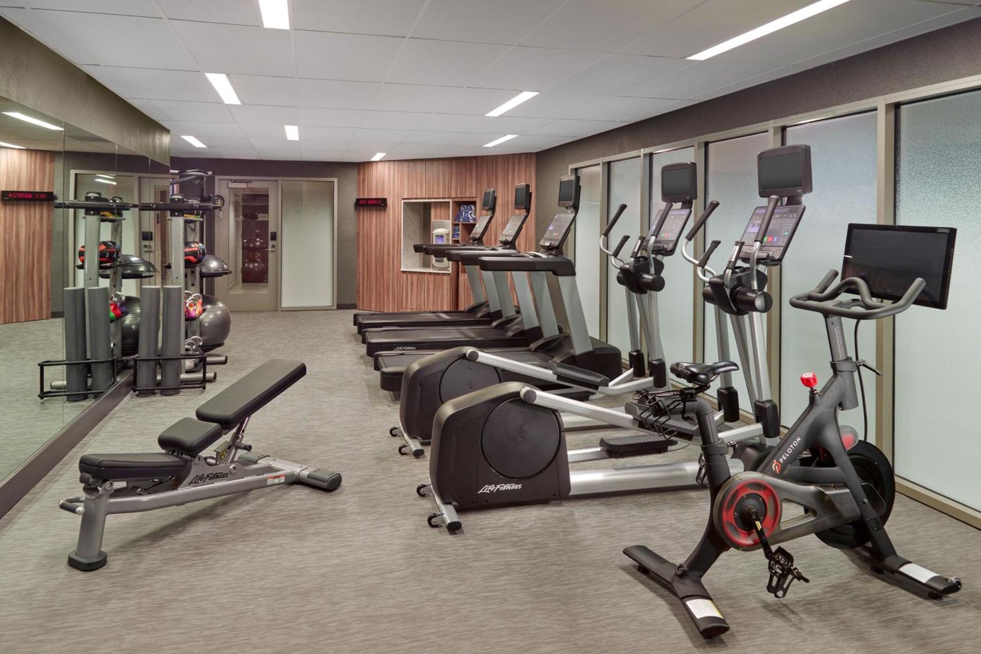 Отель Courtyard By Marriott Washington, D.C./Foggy Bottom Экстерьер фото