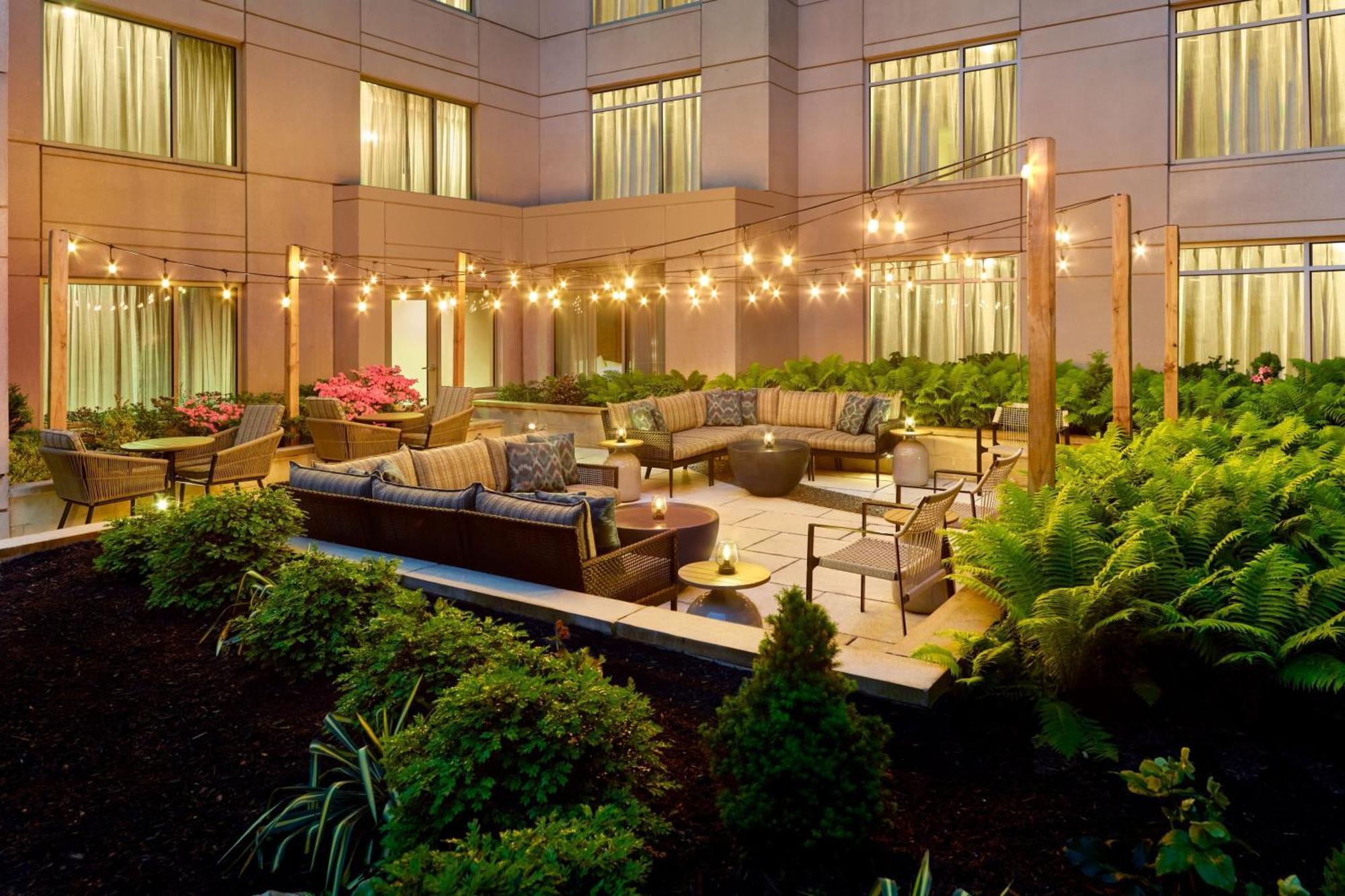 Отель Courtyard By Marriott Washington, D.C./Foggy Bottom Экстерьер фото