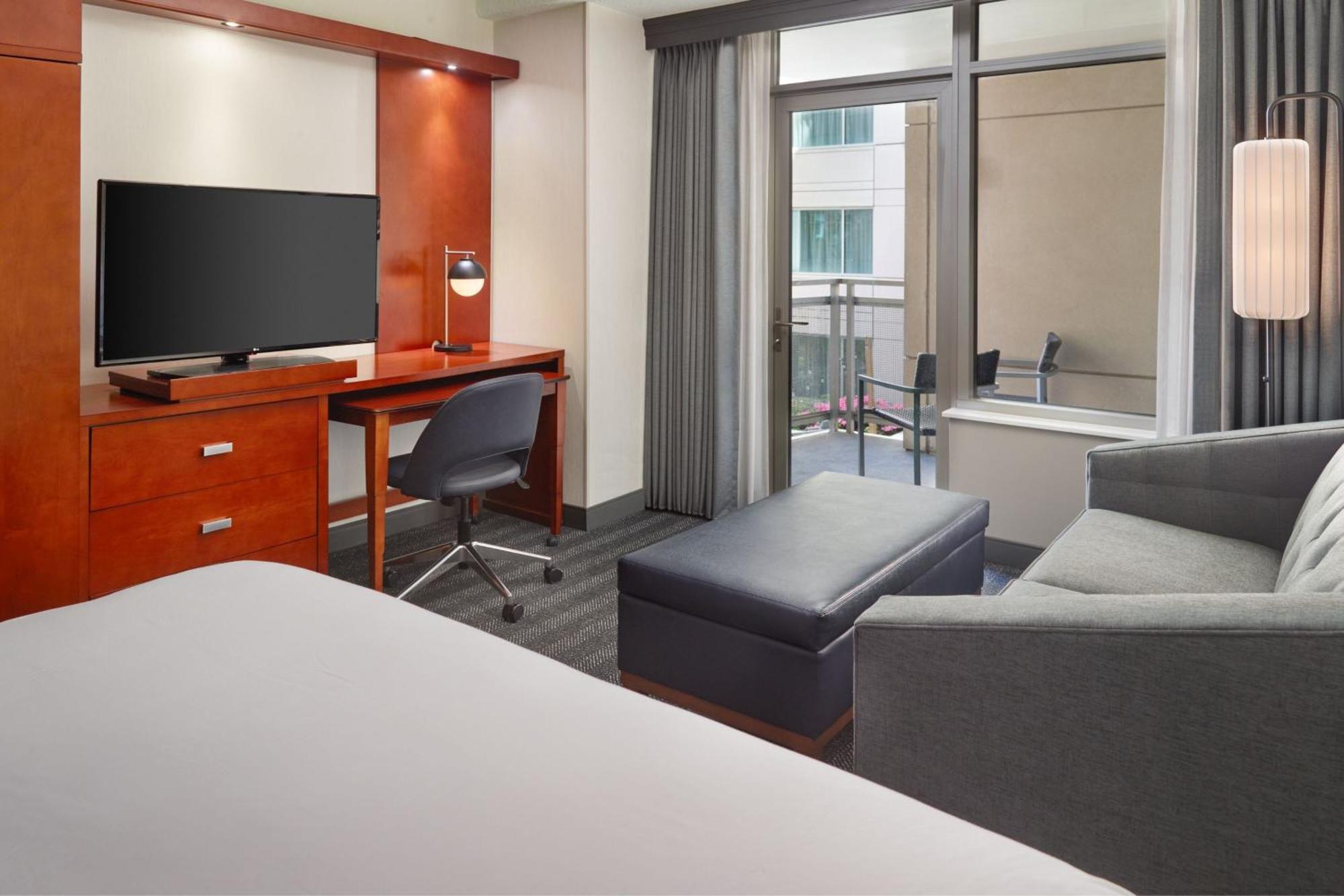 Отель Courtyard By Marriott Washington, D.C./Foggy Bottom Экстерьер фото