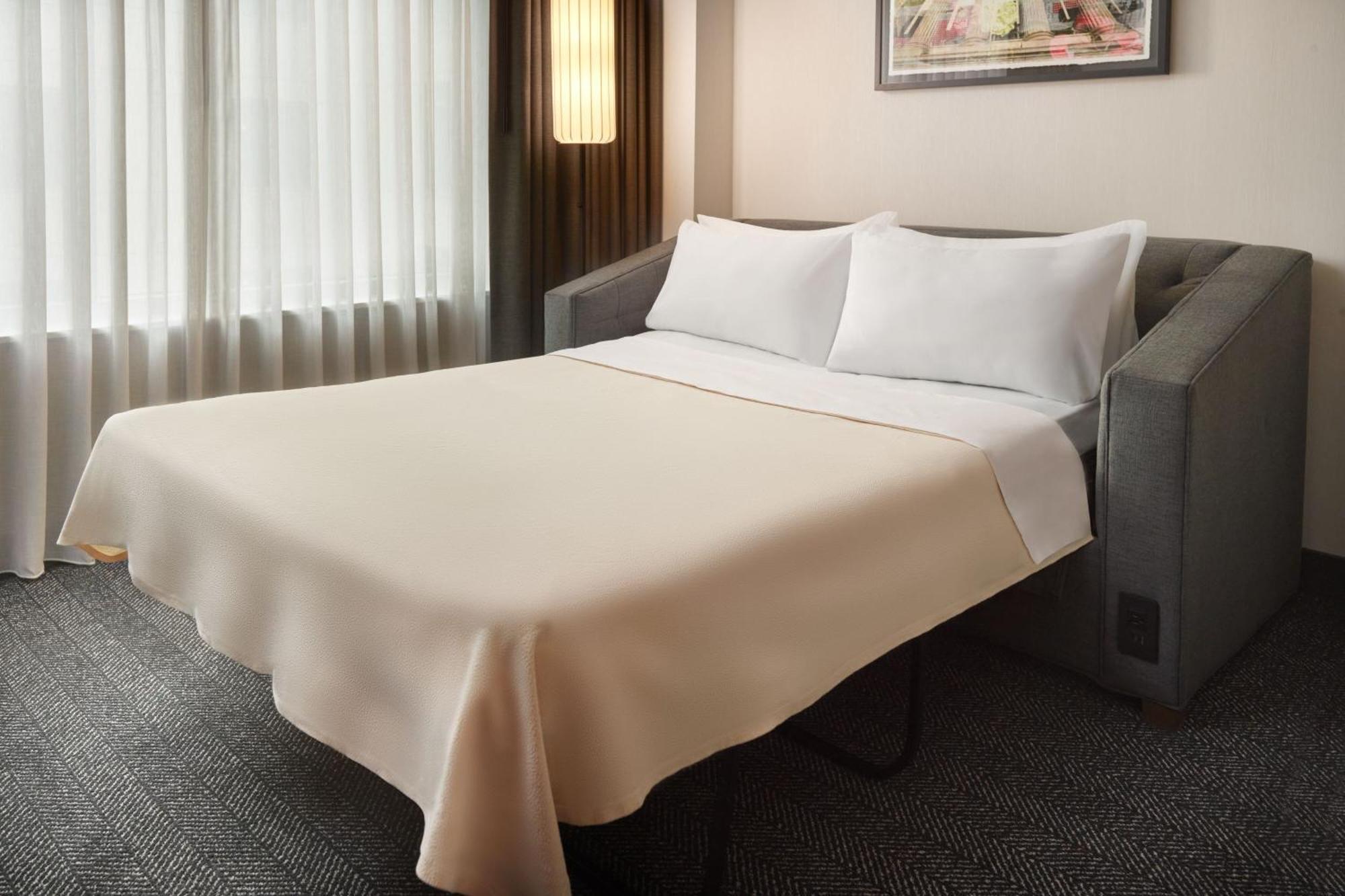 Отель Courtyard By Marriott Washington, D.C./Foggy Bottom Экстерьер фото
