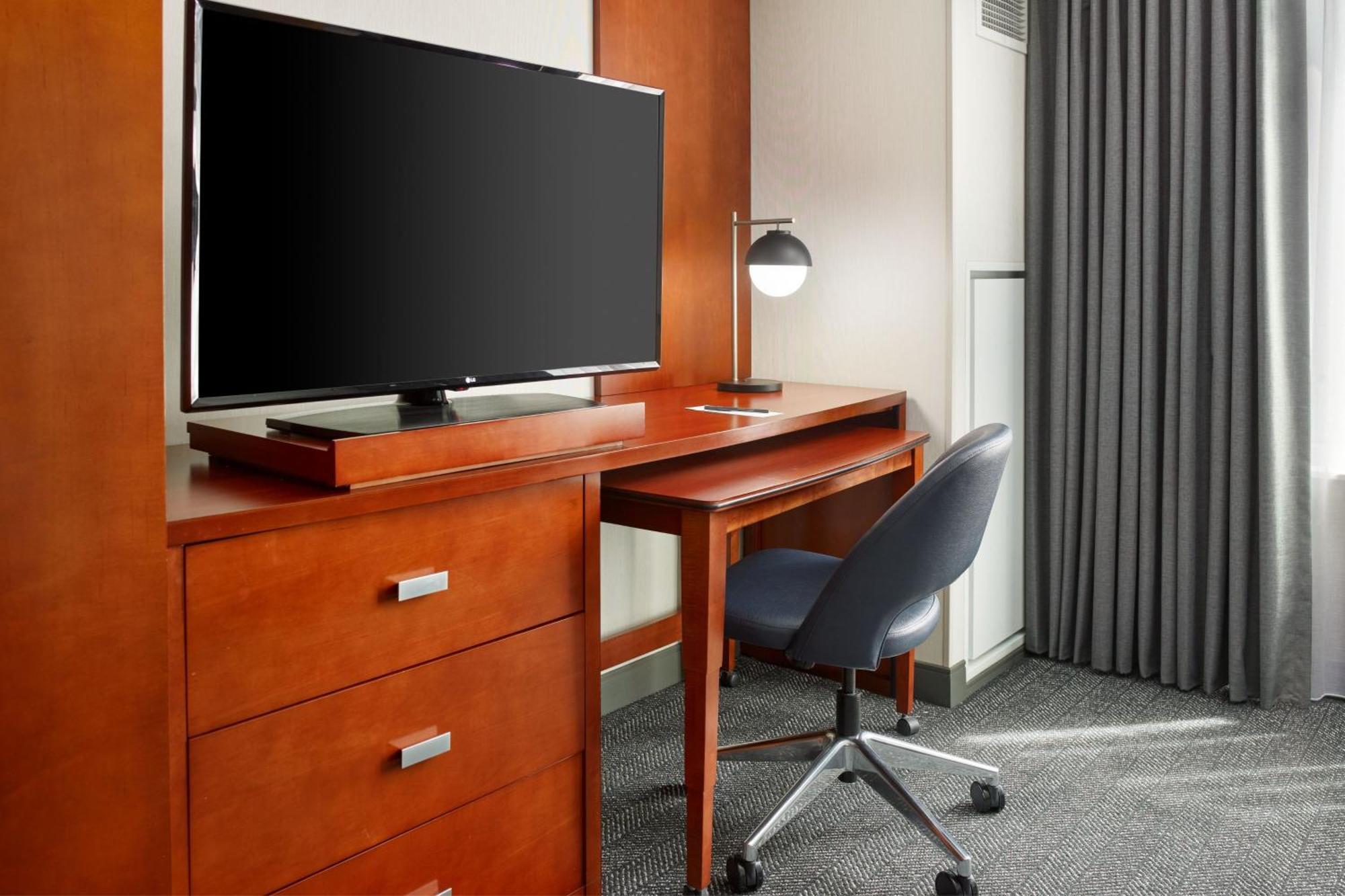 Отель Courtyard By Marriott Washington, D.C./Foggy Bottom Экстерьер фото