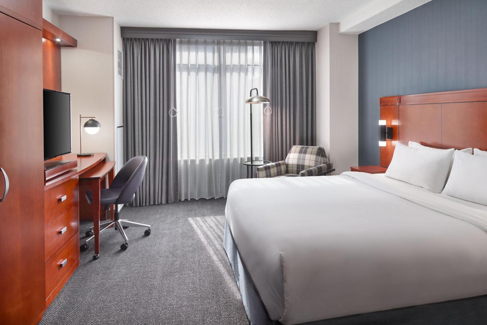 Отель Courtyard By Marriott Washington, D.C./Foggy Bottom Экстерьер фото