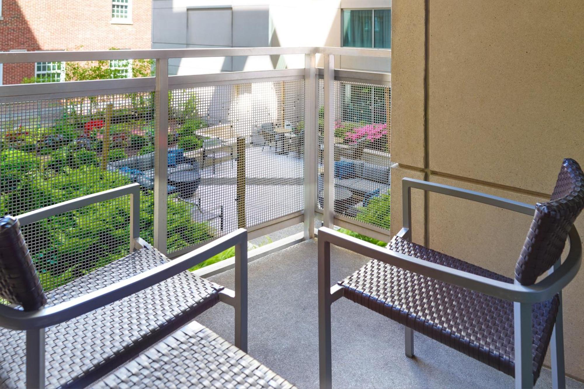 Отель Courtyard By Marriott Washington, D.C./Foggy Bottom Экстерьер фото