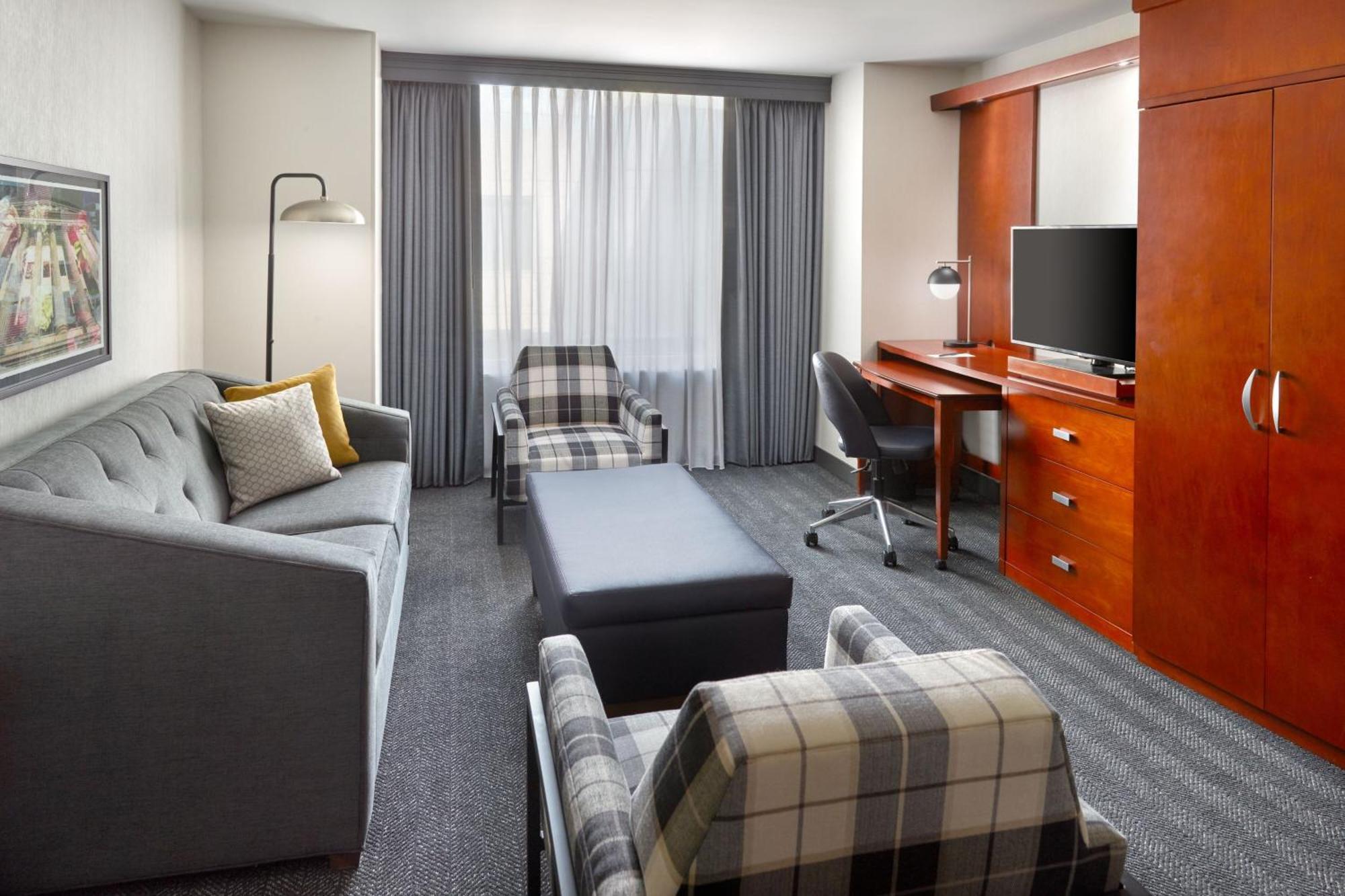 Отель Courtyard By Marriott Washington, D.C./Foggy Bottom Экстерьер фото