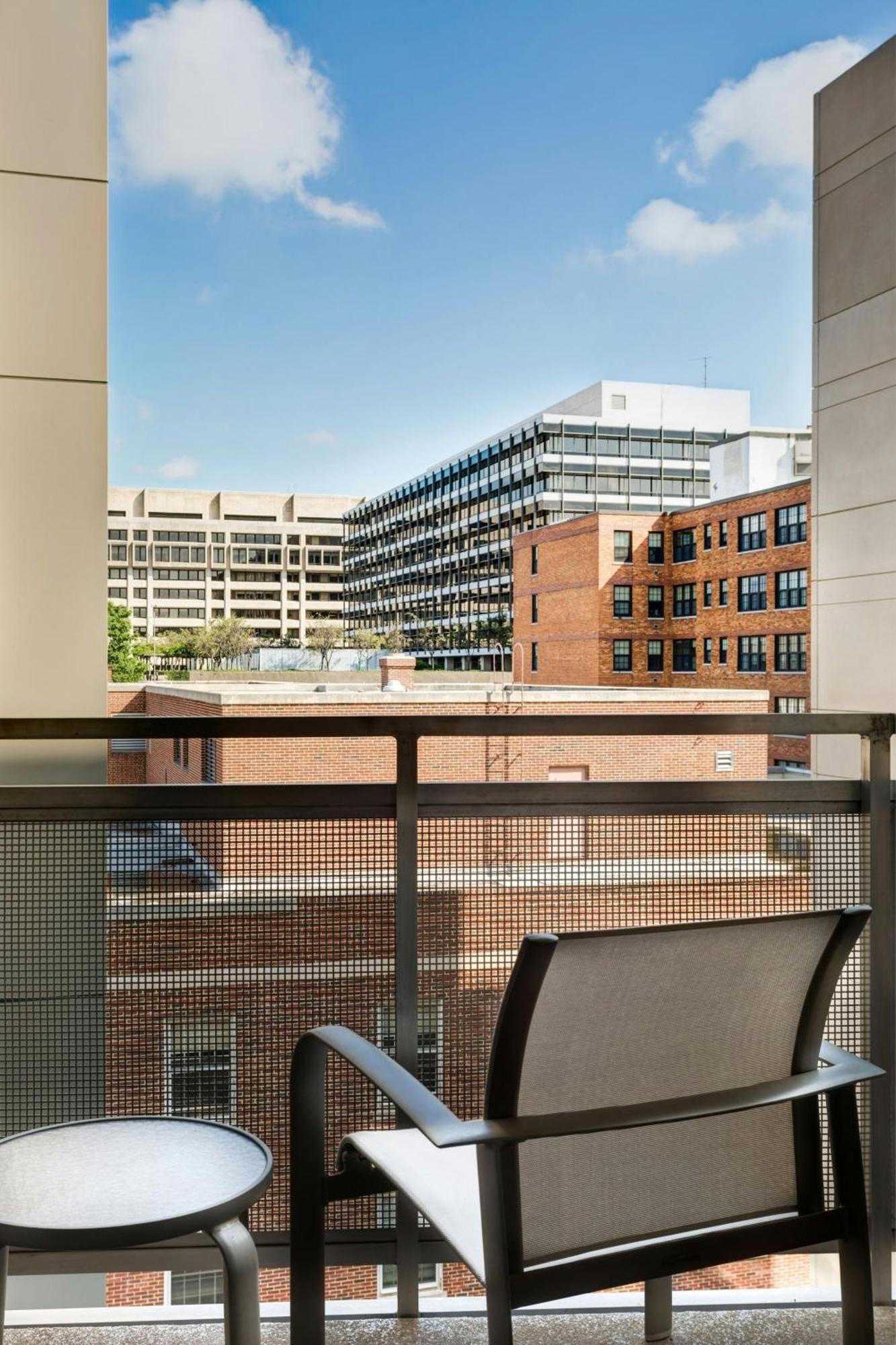 Отель Courtyard By Marriott Washington, D.C./Foggy Bottom Экстерьер фото