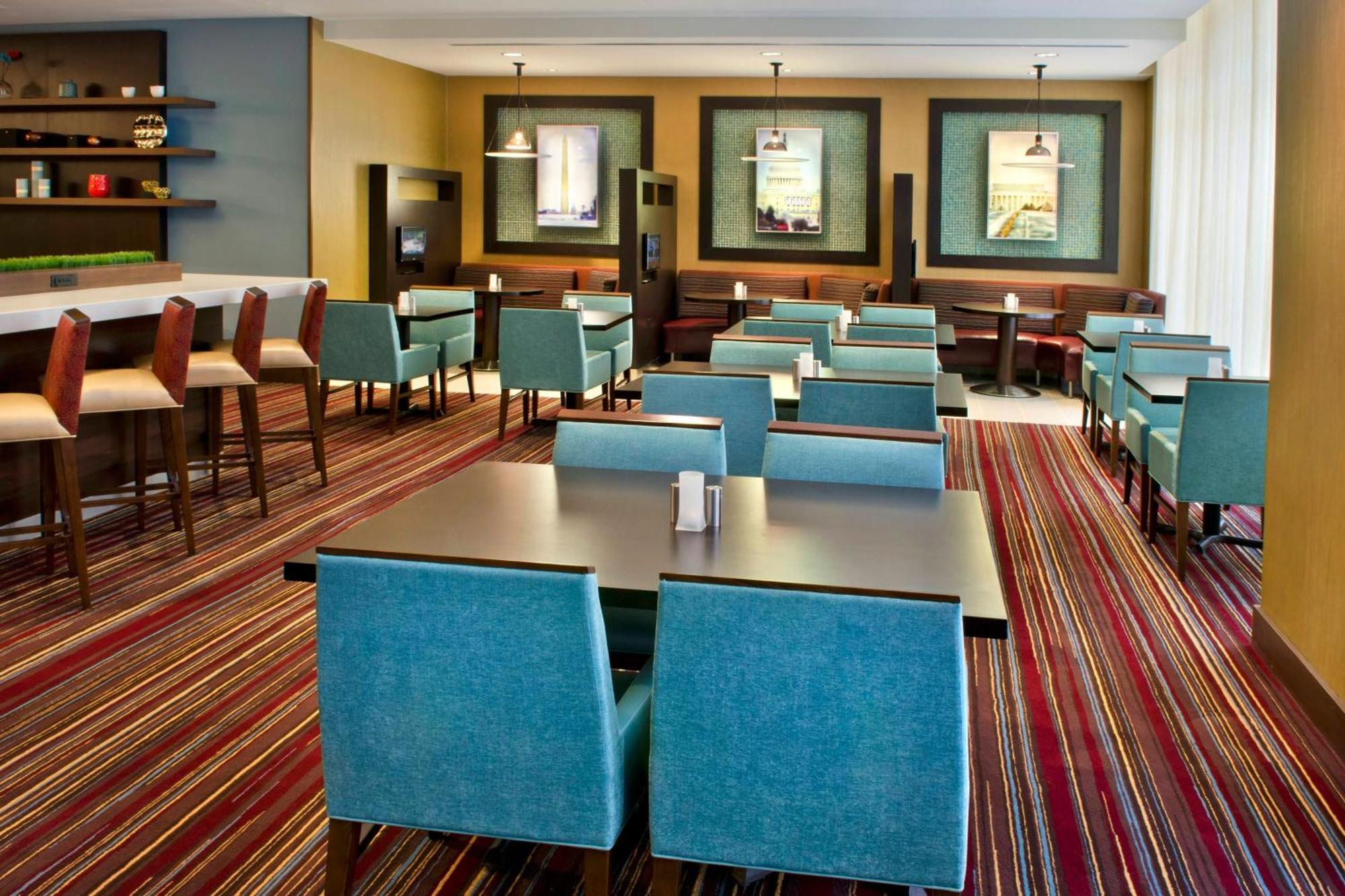Отель Courtyard By Marriott Washington, D.C./Foggy Bottom Экстерьер фото