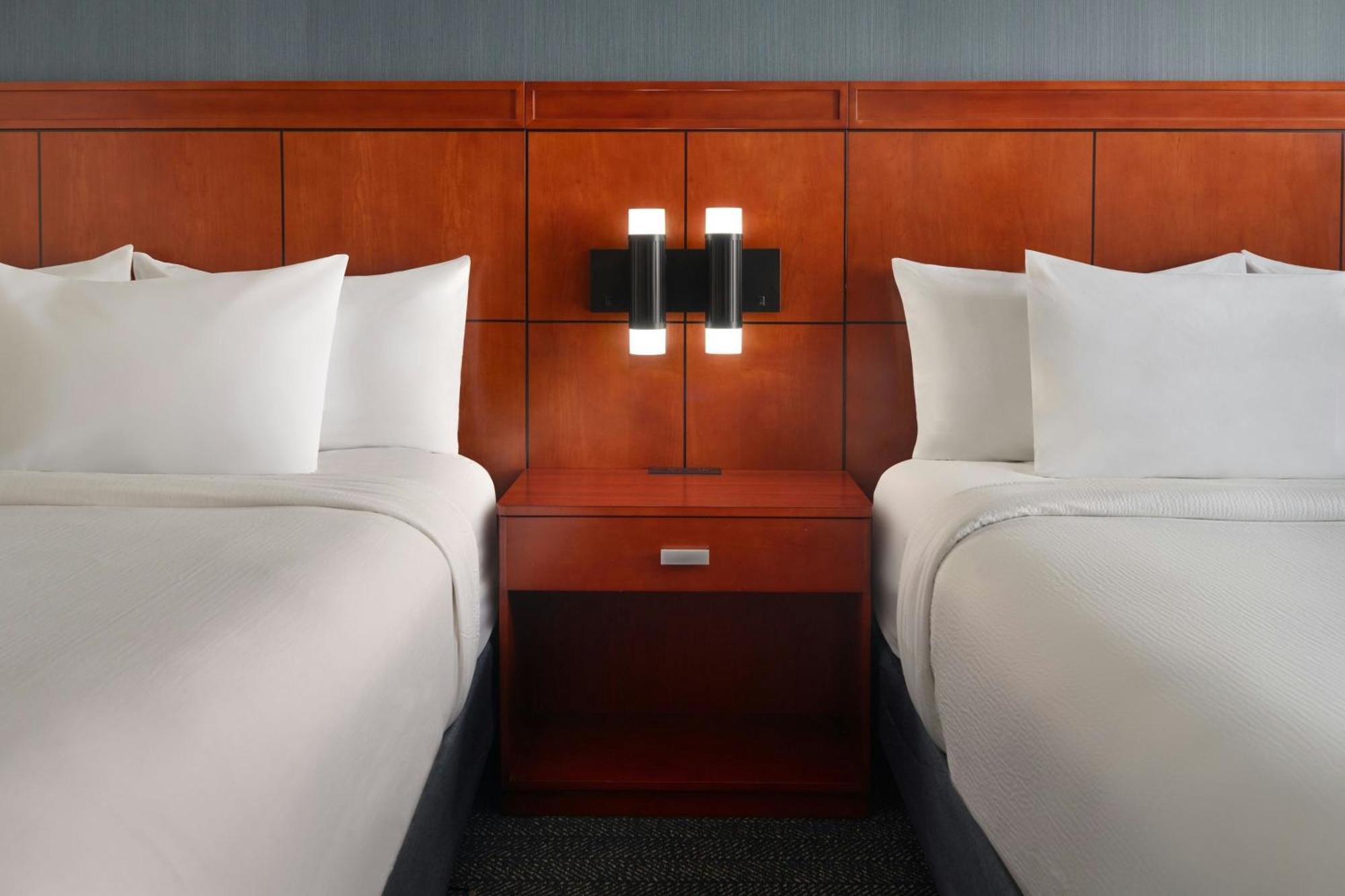 Отель Courtyard By Marriott Washington, D.C./Foggy Bottom Экстерьер фото