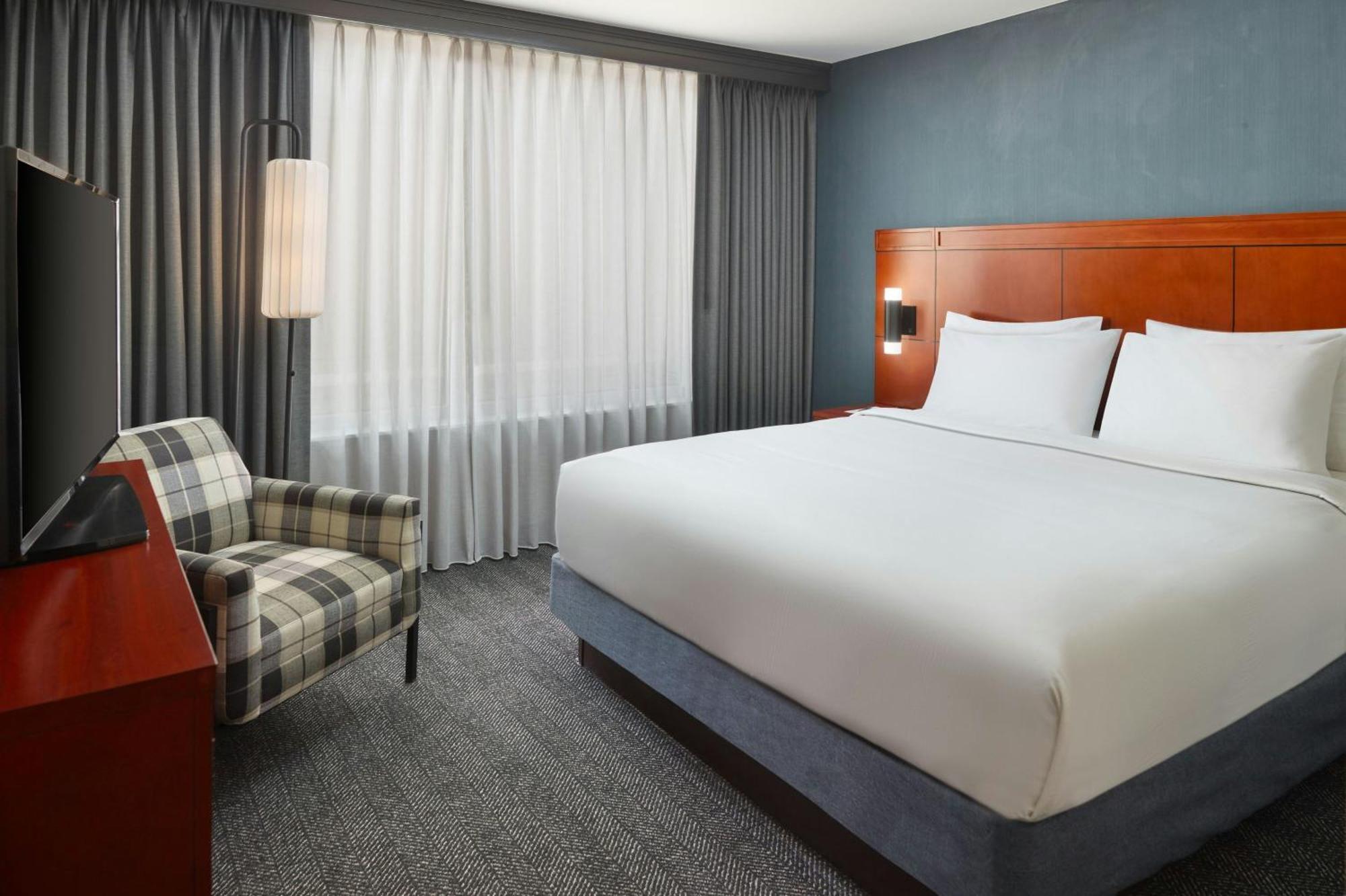 Отель Courtyard By Marriott Washington, D.C./Foggy Bottom Экстерьер фото
