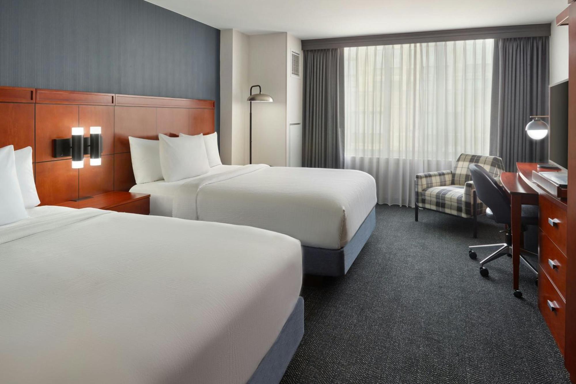 Отель Courtyard By Marriott Washington, D.C./Foggy Bottom Экстерьер фото