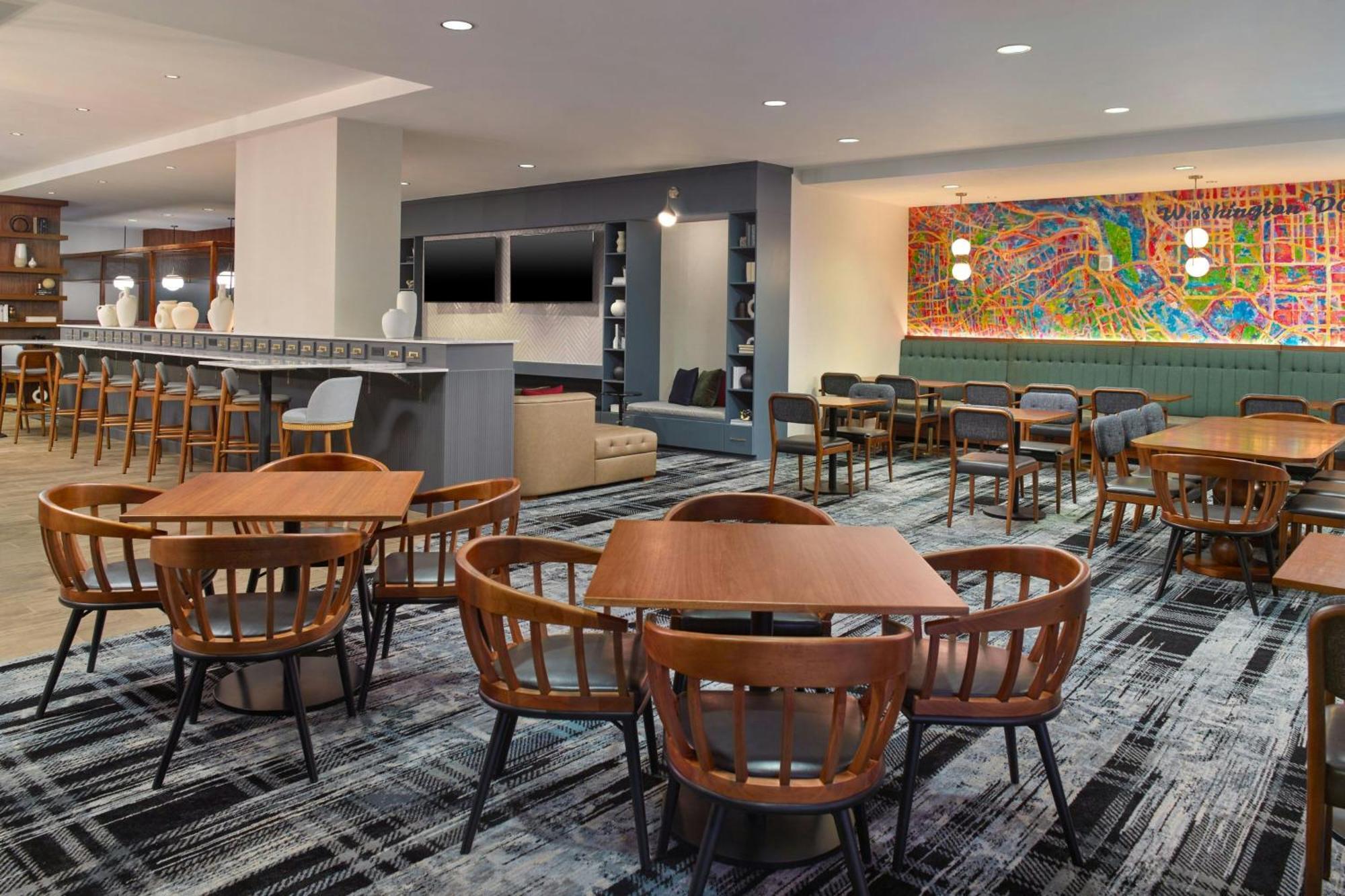 Отель Courtyard By Marriott Washington, D.C./Foggy Bottom Экстерьер фото