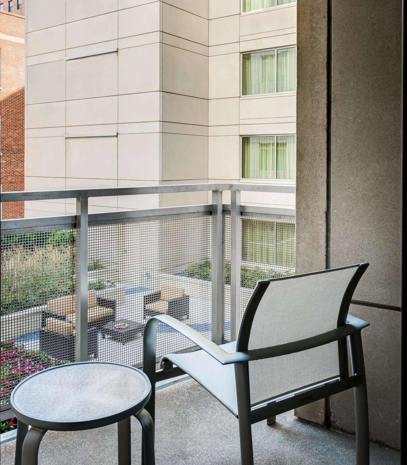 Отель Courtyard By Marriott Washington, D.C./Foggy Bottom Экстерьер фото