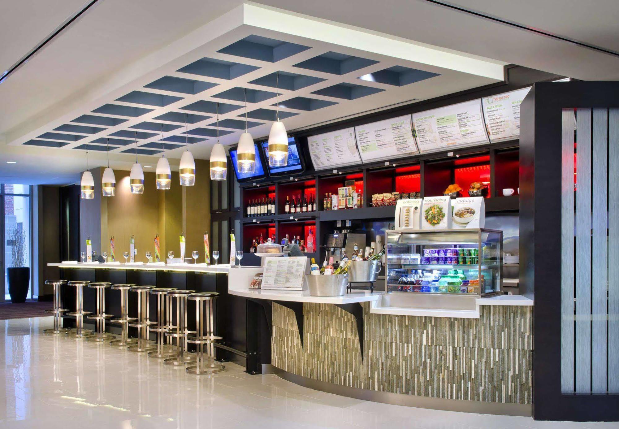 Отель Courtyard By Marriott Washington, D.C./Foggy Bottom Экстерьер фото
