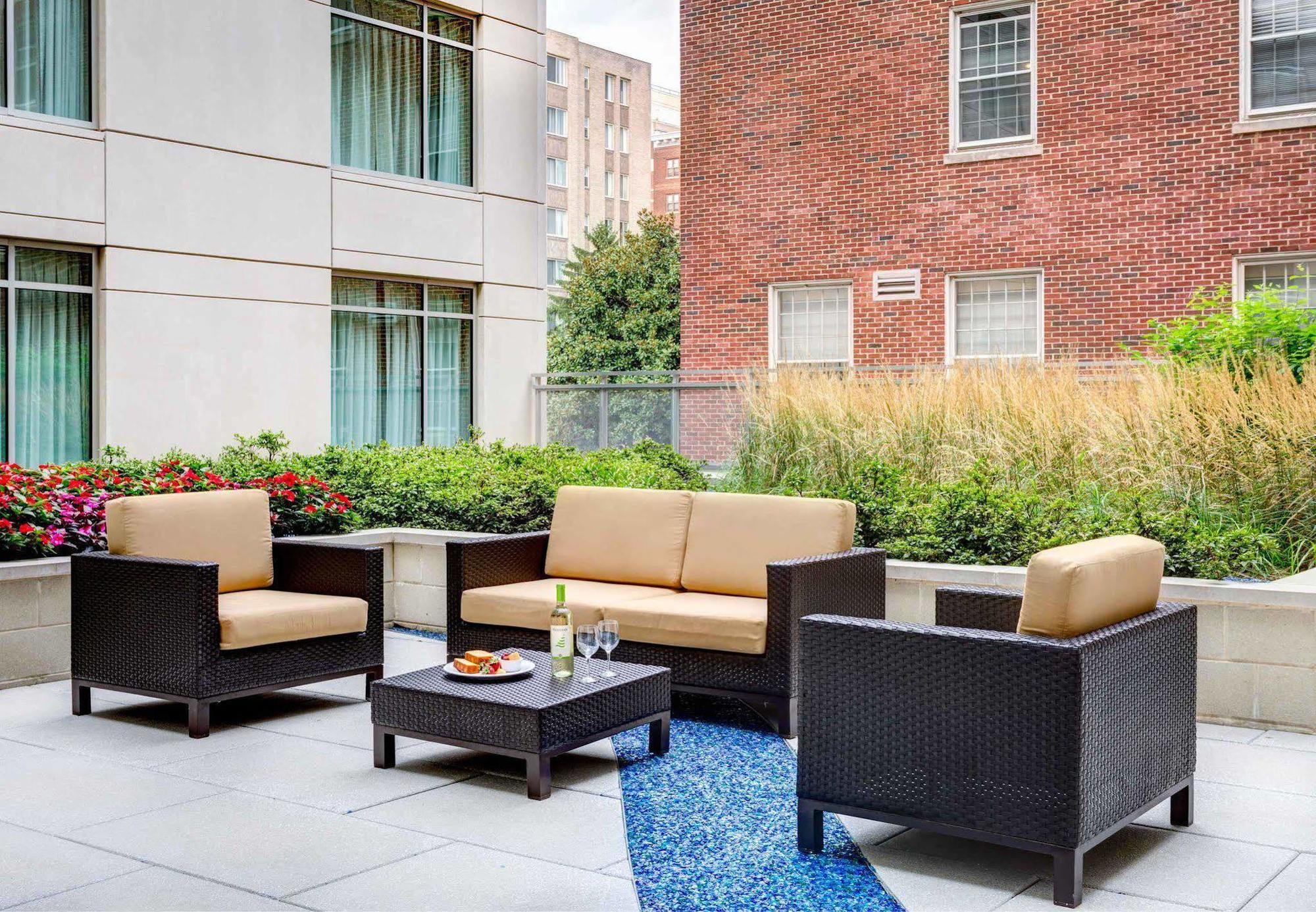 Отель Courtyard By Marriott Washington, D.C./Foggy Bottom Экстерьер фото